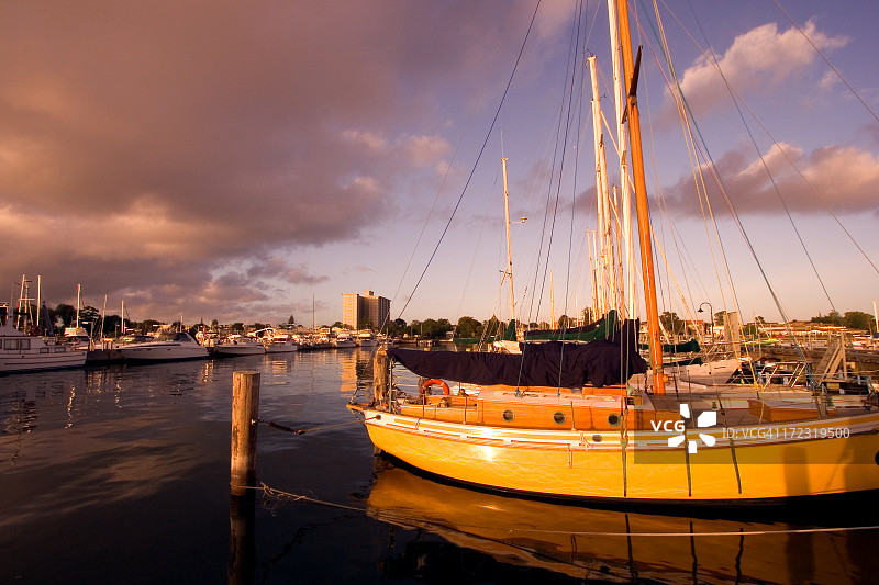 停靠在码头的游艇图片素材