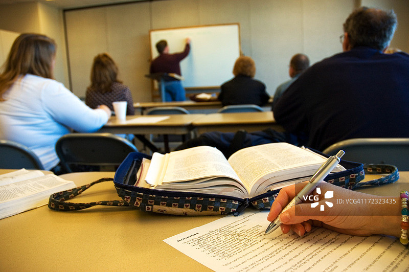 成人圣经学习班在白板前听讲图片素材