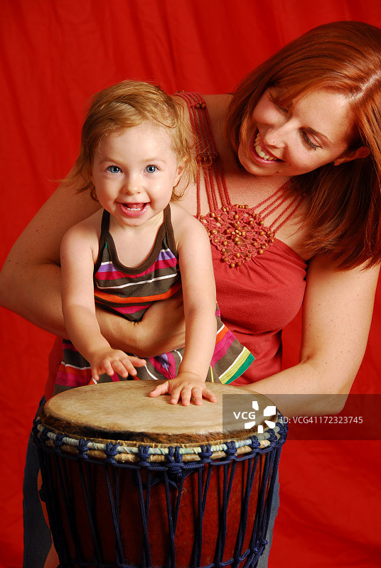 快乐的小鼓手图片素材