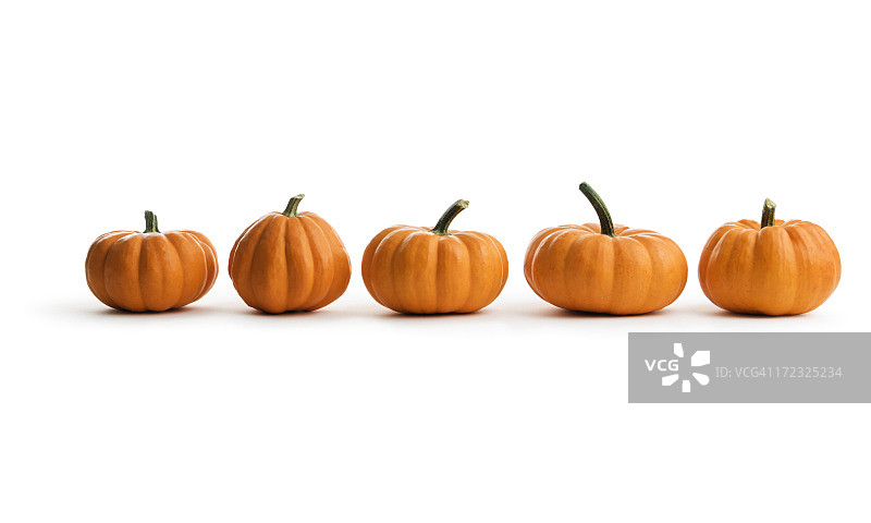 一排五个橙色南瓜，秋季美食图片素材