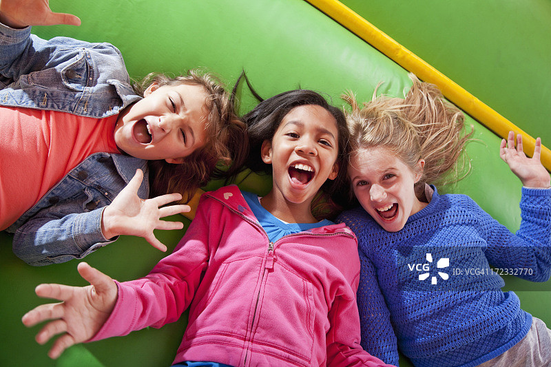 女孩们躺在充气城堡里图片素材
