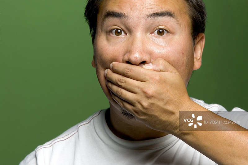 捂住嘴不说话的成年男人图片素材