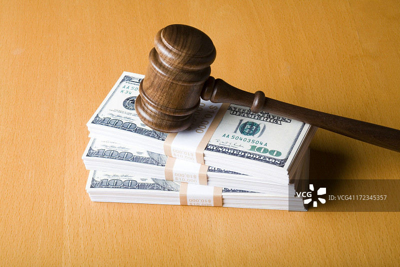 美元上的法官木槌图片素材