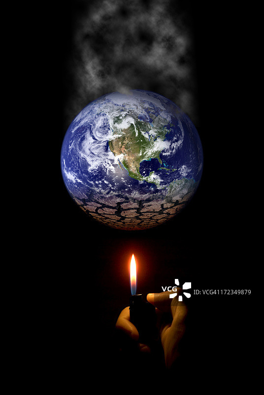 手持打火机，照亮显示全球变暖的地球仪图片素材