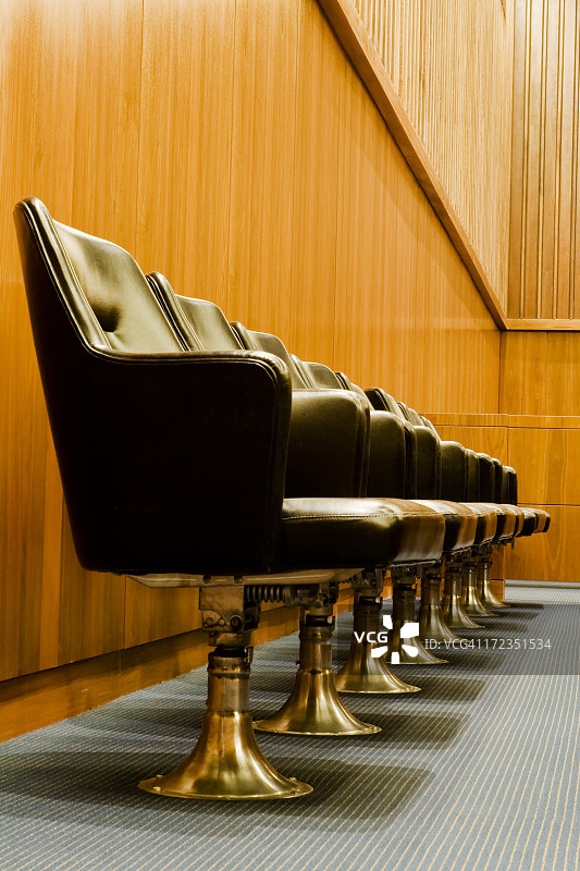 法庭陪审团席位和陪审员椅子图片素材