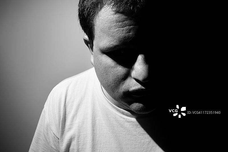 半明半暗的男人脸部黑白照片图片素材