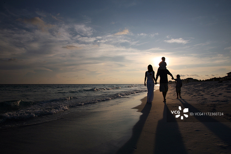 一家人日落漫步图片素材