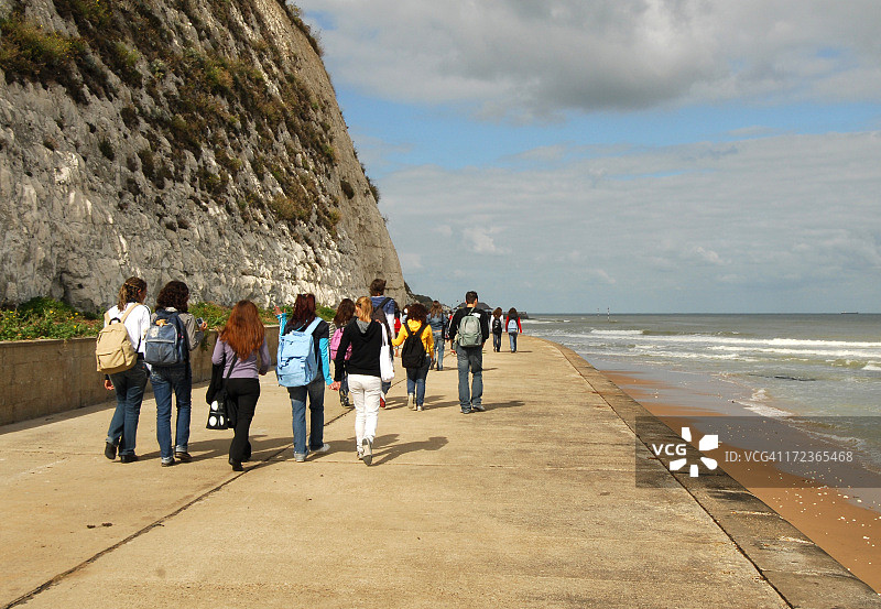 一群学生在肯特海滨行走图片素材