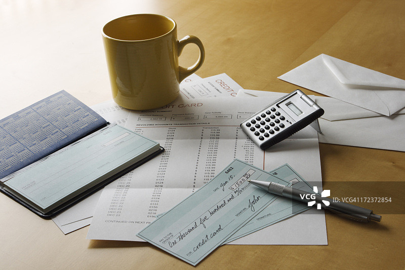支付信用卡账单，填写债务支票，家庭财务图片素材