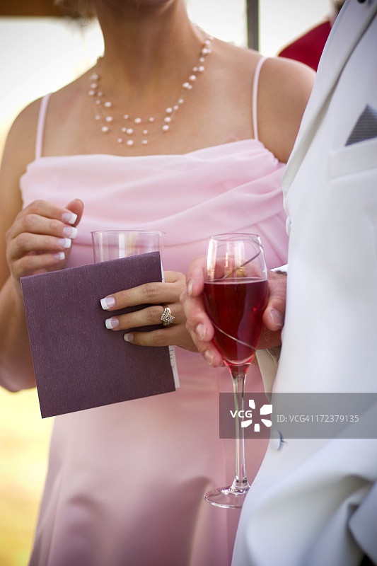 穿着正式服装的男人和女人站着举着酒杯图片素材