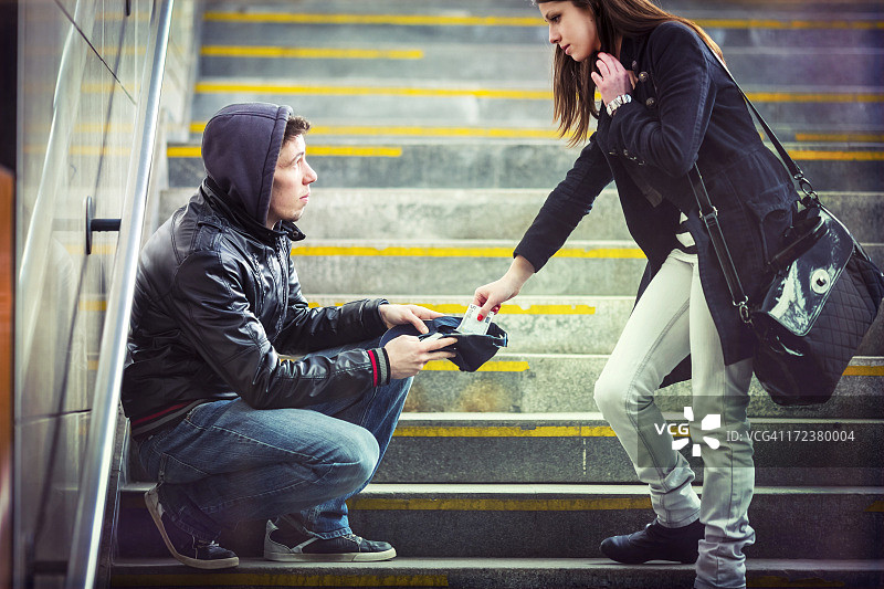 在欧洲街头乞讨的年轻人图片素材