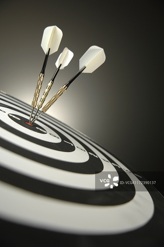 飞镖靶上的靶心图片素材