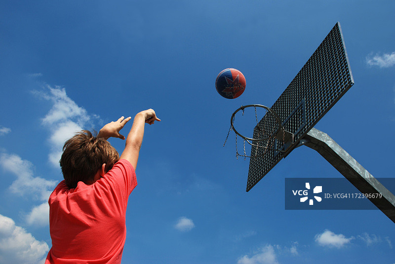 年轻的篮球运动员图片素材