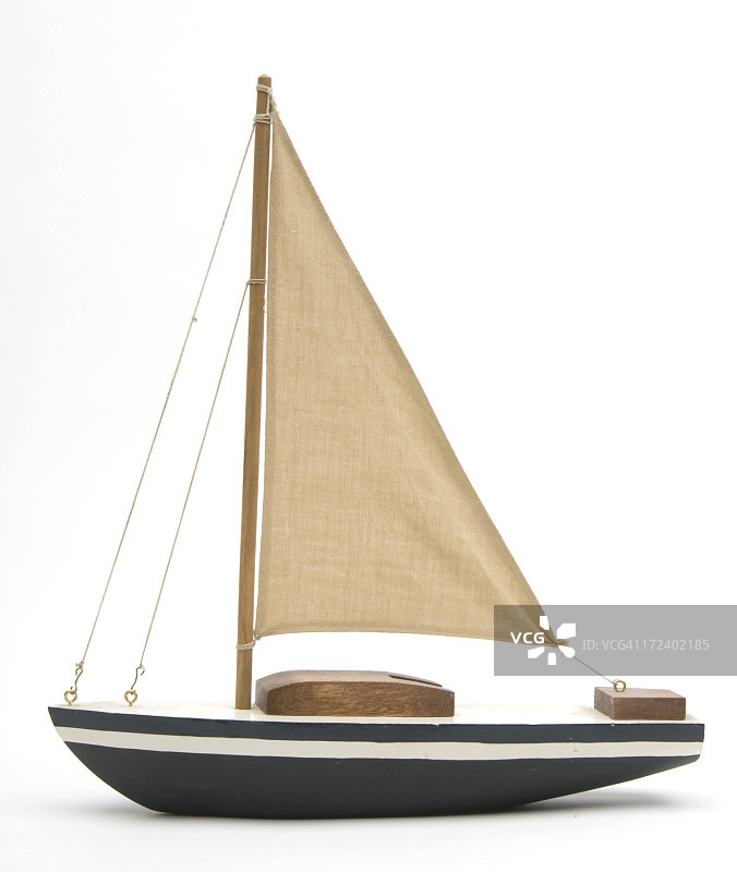 带有大型棕色风帆的玩具船图片素材