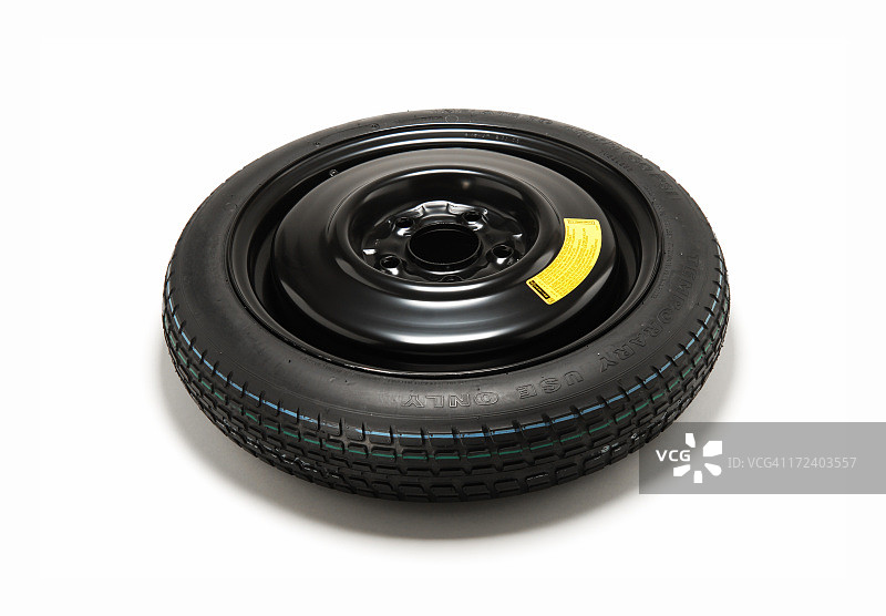 白色背景上的备用轮胎图片素材