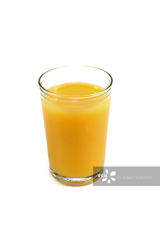 白色背景下的单杯橙汁图片素材
