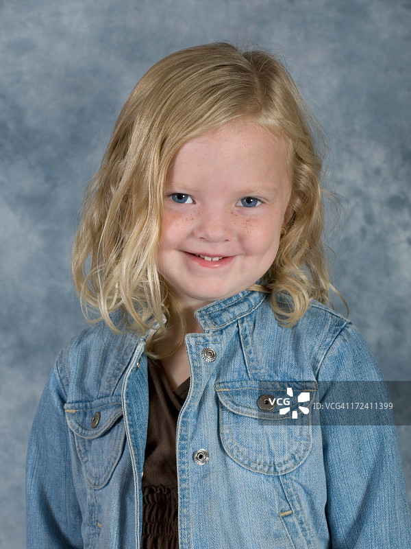 经典校园姿势：可爱女孩的微笑特写图片素材