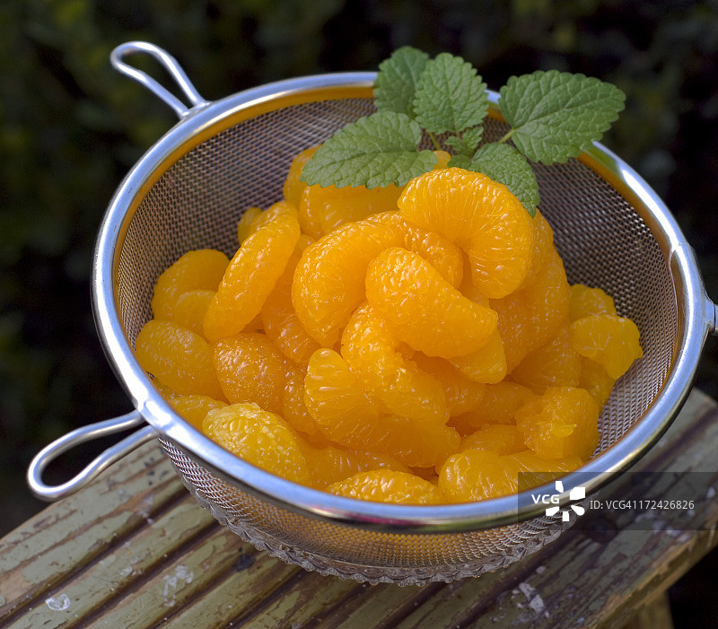沥水篮中的橘子罐头图片素材