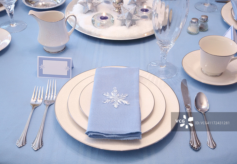 节日：白色、蓝色和银色冬季餐桌布置系列图片素材