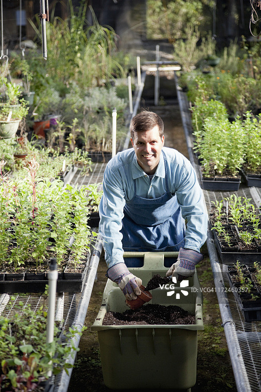 在园艺中心工作的男人图片素材