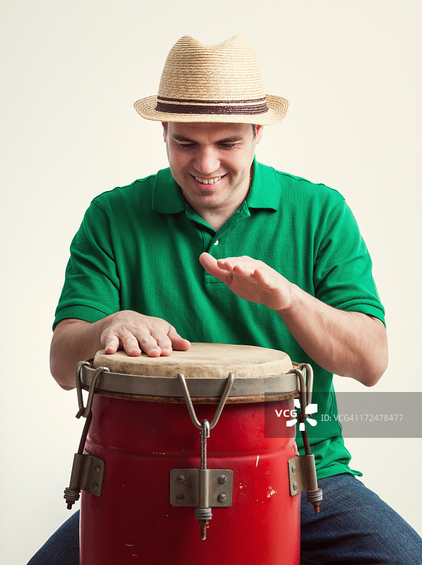 年轻男人演奏康茄鼓图片素材