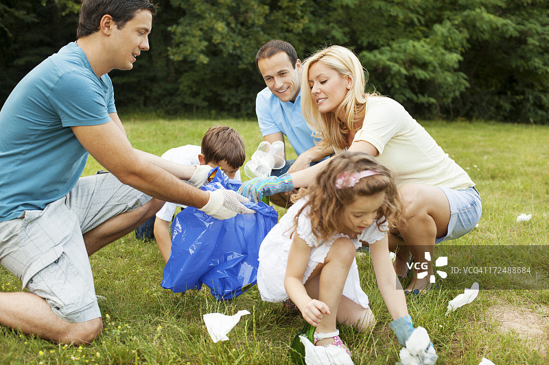 户外快乐家庭捡拾垃圾图片素材
