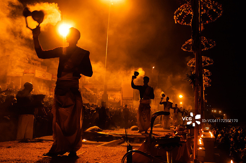恒河边的一天 - 河坛上的晚间祈祷仪式图片素材