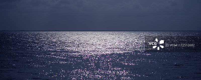 海面波光粼粼的月光图片素材