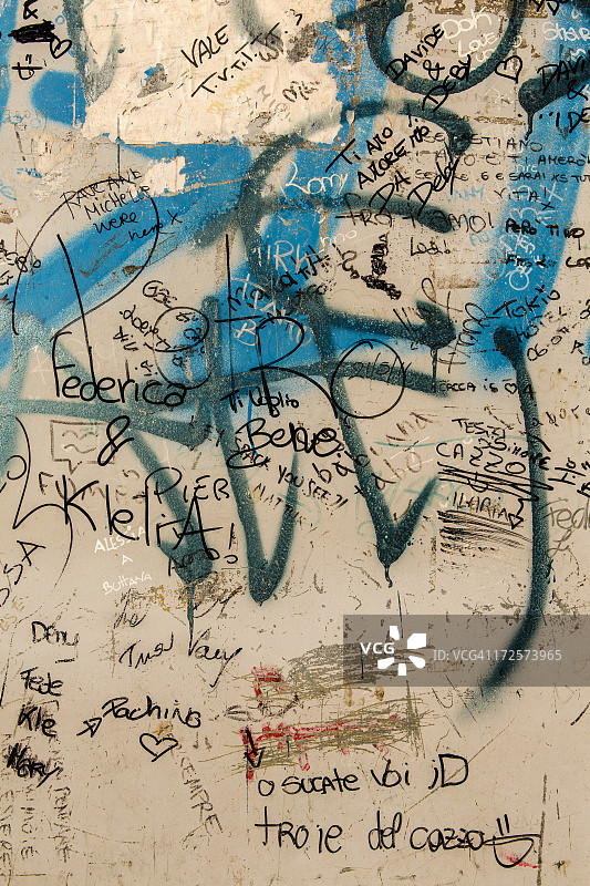 公交候车亭上的涂鸦图片素材