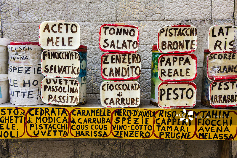 奥尔蒂贾农产品市场摊位上的标志图片素材