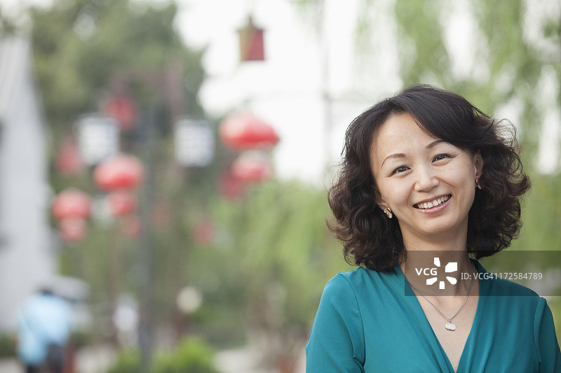 中国北京南锣鼓巷的中年女子肖像图片素材