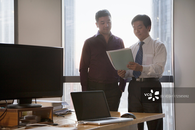 两位商人在办公室一起工作图片素材