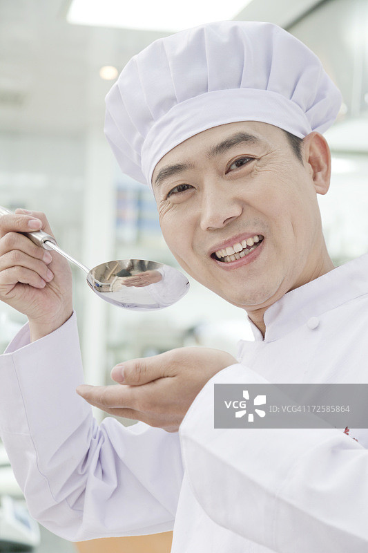 品尝食物的厨师肖像图片素材