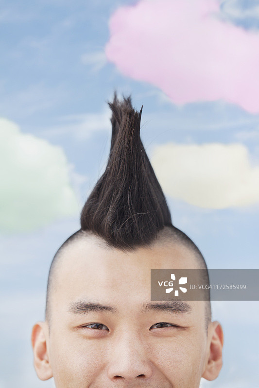 莫霍克发型的年轻男子特写图片素材