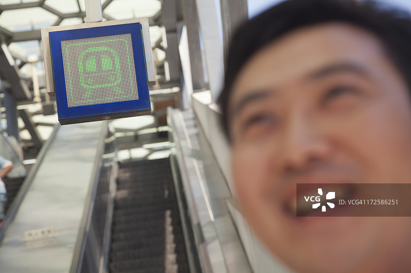 地铁站里的成年男人图片素材