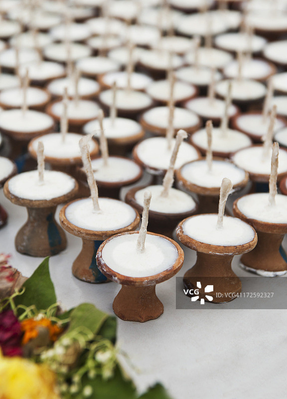 尼泊尔加德满都杜巴广场哈努曼多卡市场的酥油灯图片素材