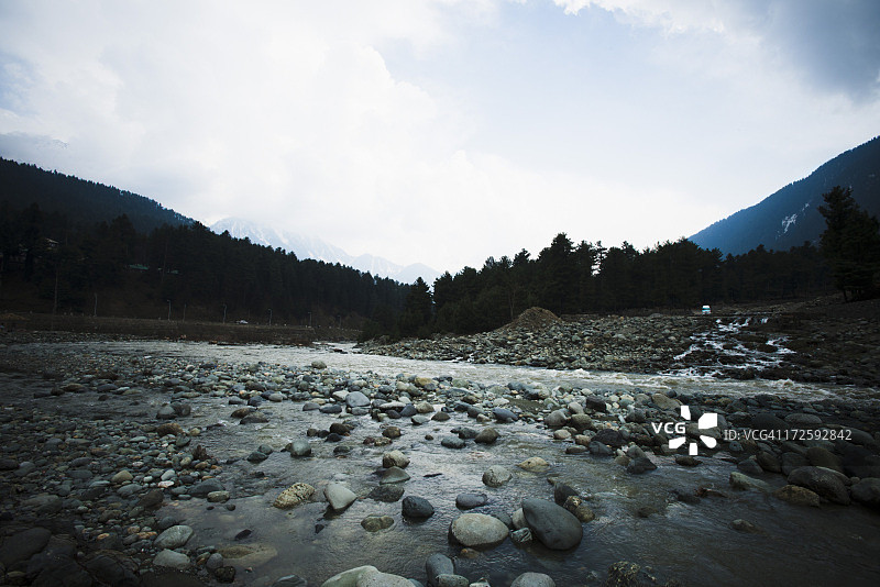 查谟喀什米尔的古尔格河中的鹅卵石图片素材