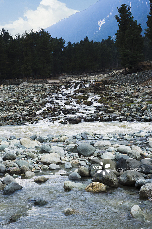 印度，江穆和克什米尔邦，古尔马格河中的鹅卵石图片素材