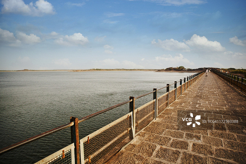 印度古吉拉特邦拉杰果德阿吉河阿吉大坝沿线人行道图片素材