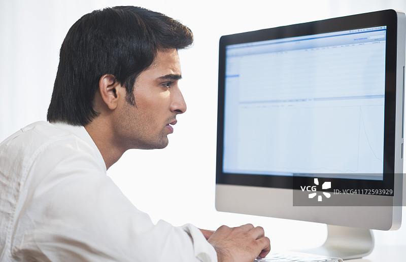 看着电脑的商人图片素材