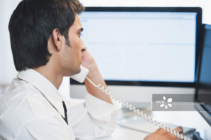 用座机电话讲话的商人图片素材