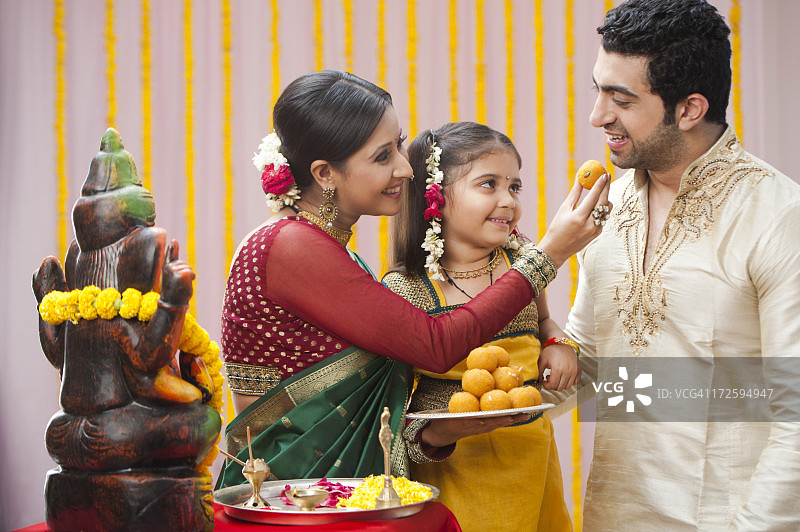 庆祝 गणेश Chaturthi 节日的马哈拉施特拉邦家庭图片素材