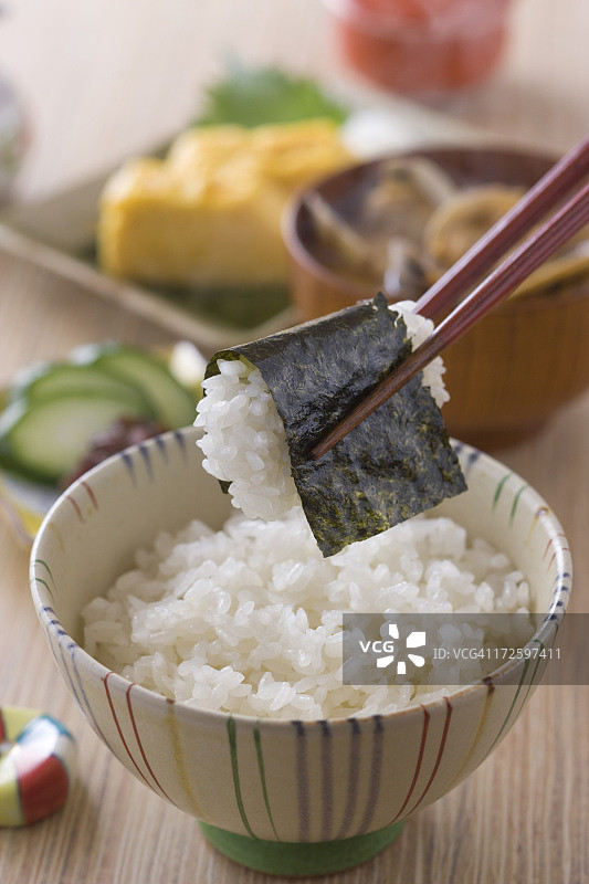 用筷子夹海苔和米饭图片素材
