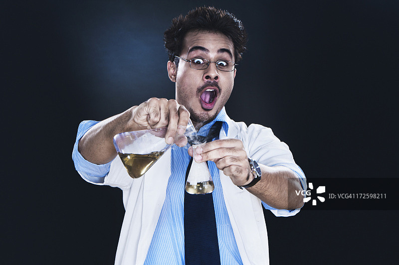 男科学家在实验室做实验，面露惊讶图片素材