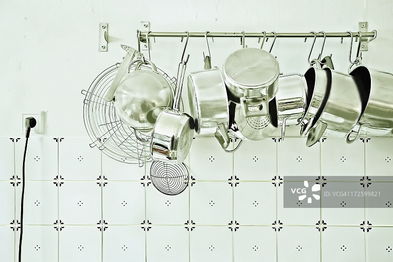 厨房里悬挂的锅碗瓢盆图片素材