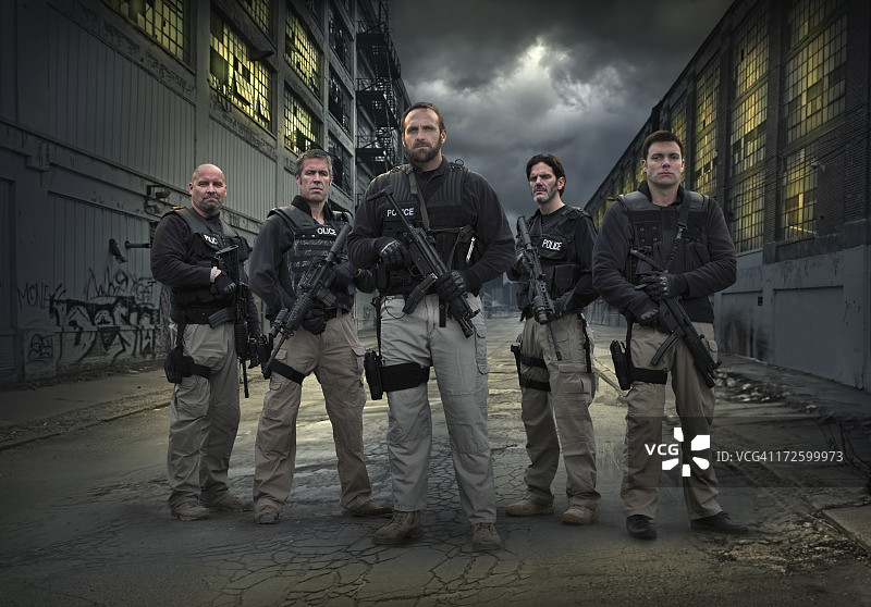 在城市街道上的白人警察图片素材