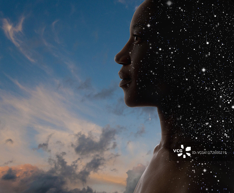 叠加在天空背景上的黑人女性面部图片素材