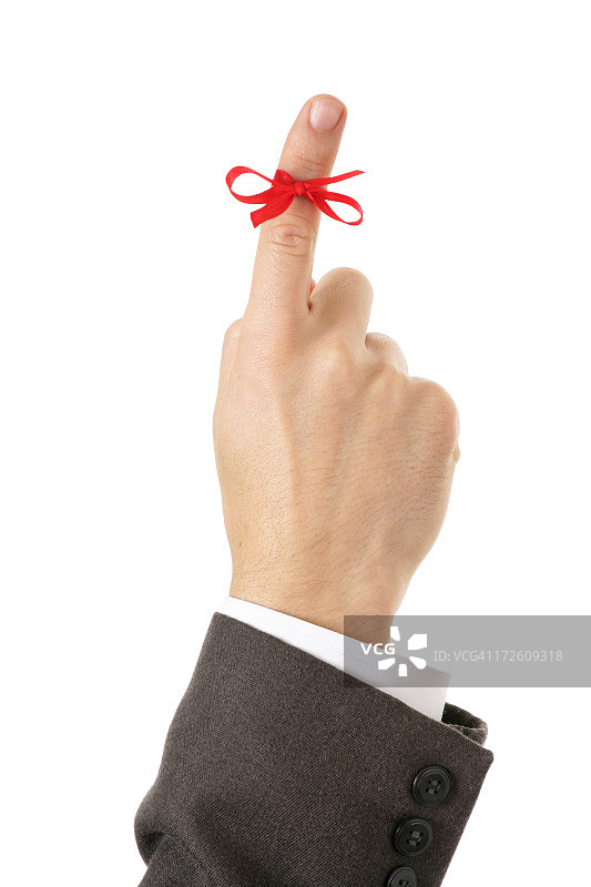 西装男人手指上系着丝带作为提醒图片素材
