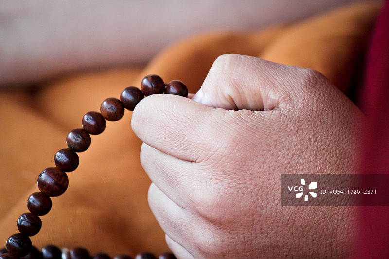 佛教僧侣使用念珠图片素材