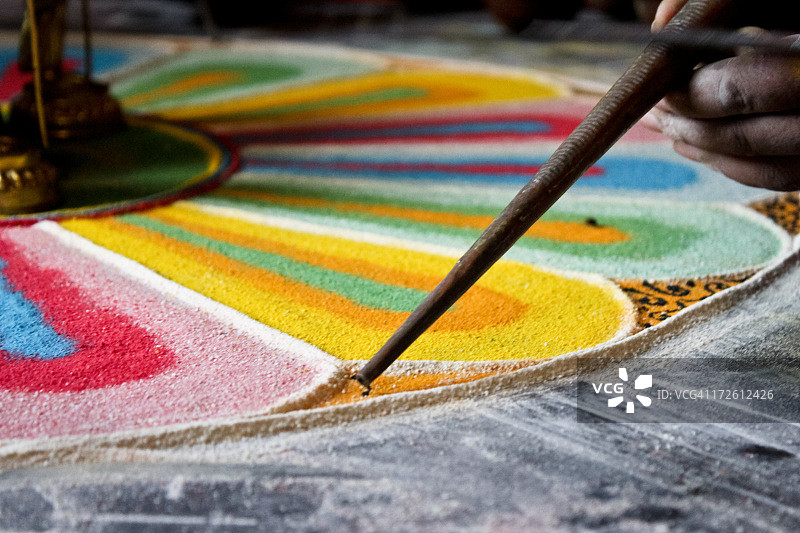 藏族僧侣制作沙坛城图片素材